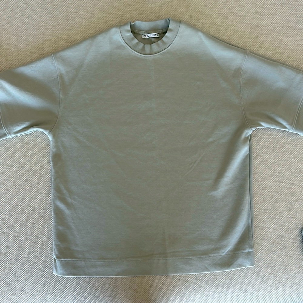 Man’s Zara small tee